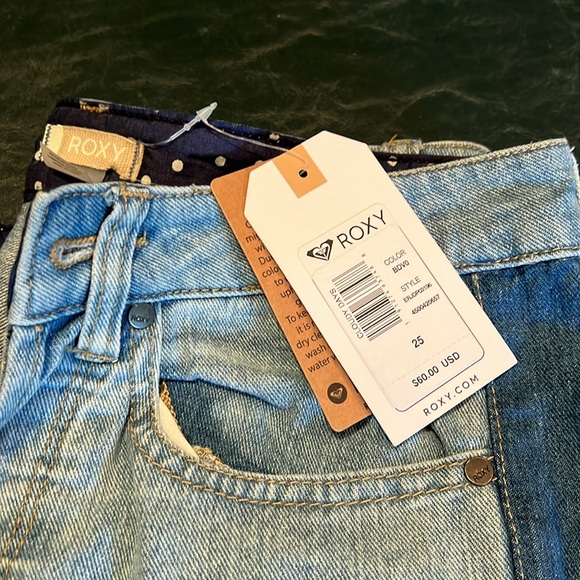 ROXY Boyfriend Jeans~ light/medium wash Size 25! - Picture 2 of 4